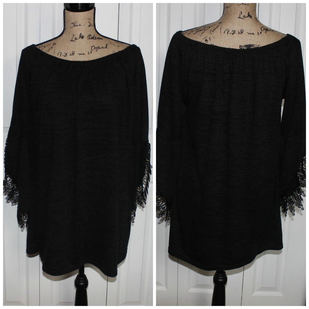 Win Win Black open  sleeve lace tunic